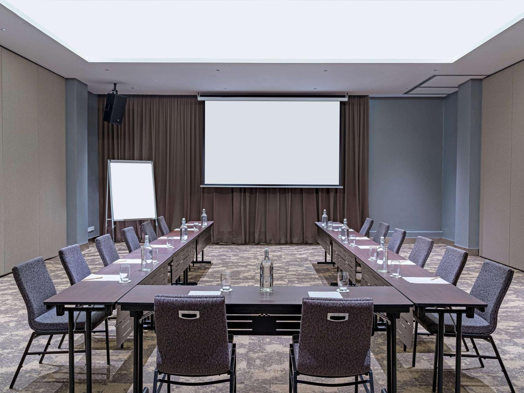 Mercure Living Putrajaya Exteriör bild A meeting room