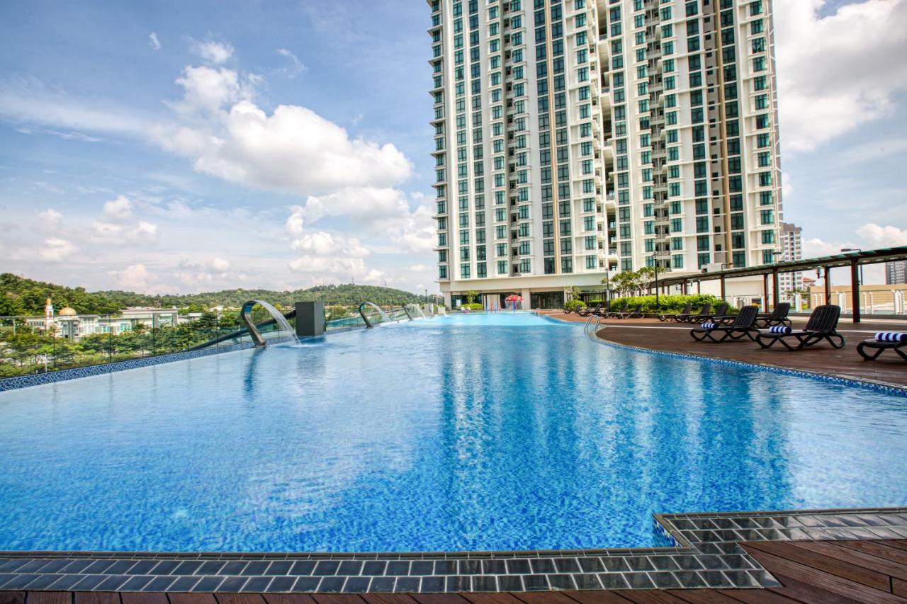 Mercure Living Putrajaya Exteriör bild Infinity Pool